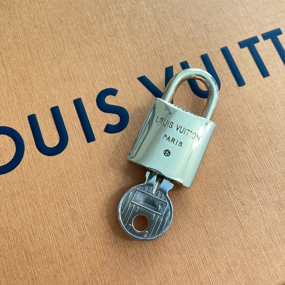 LV #219 Vintage Padlock & Key Set 200 Series - Picture 2 of 6